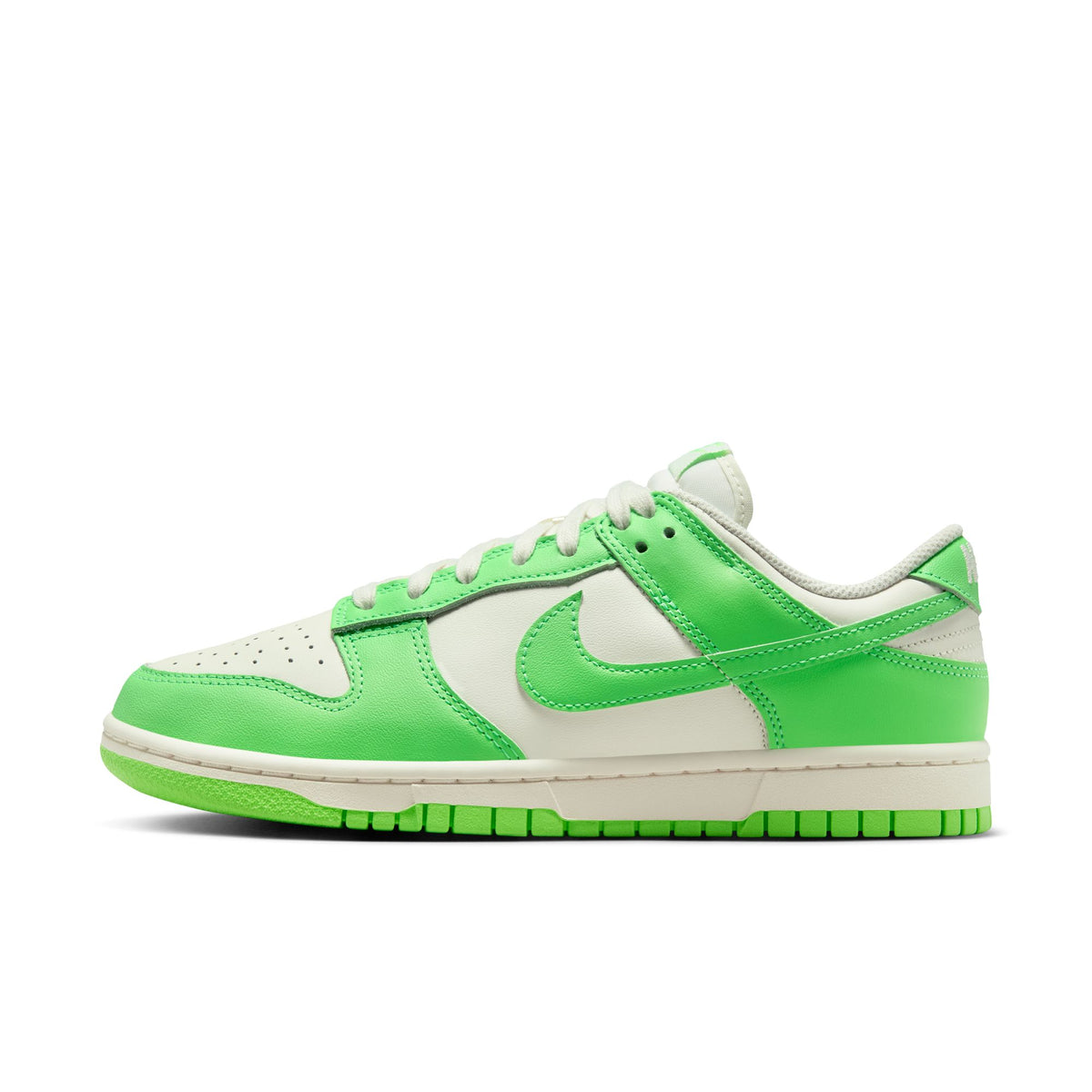 Women&#39;s Nike Dunk Low - SAIL/GREEN STRIKE