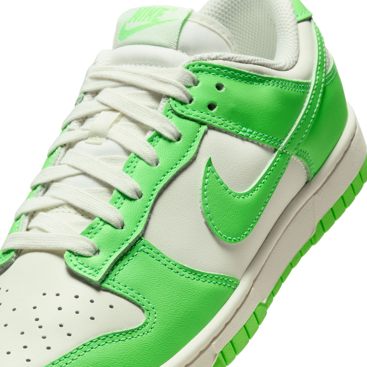 Women&#39;s Nike Dunk Low - SAIL/GREEN STRIKE