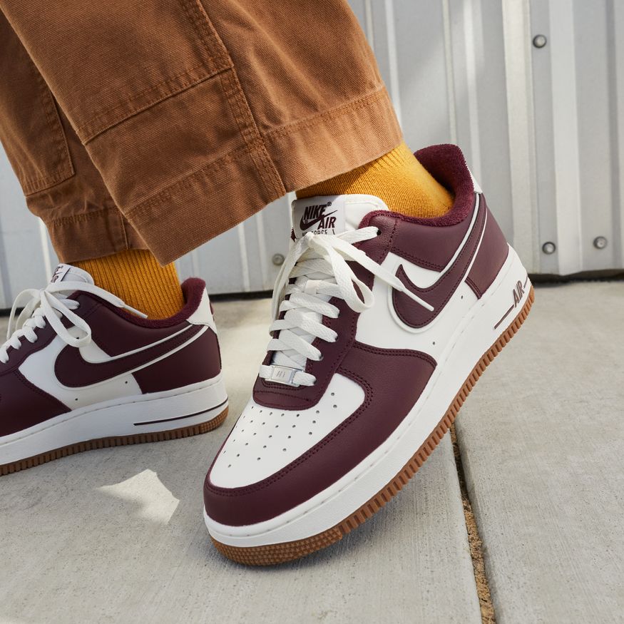 Men's Nike Air Force 1 '07 LV8 - SAIL/NIGHT MAROON-GUM MED BROWN